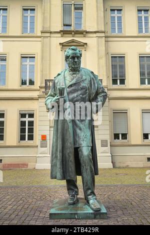 Friedrichsbau, Psychologisches Institut, Bunsendenkmal, Hauptstraße, Heidelberg, Baden-Württemberg, Deutschland *** Friedrichsbau, Psychologisches Institut, Bunsendenkmal, Hauptstraße, Heidelberg, Baden Württemberg, Deutschland Credit: Imago/Alamy Live News Stockfoto