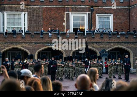 Leute, die die Zeremonie der Royal Guard vor dem St. James Palace in London beobachten und mit Mobiltelefonen filmen Stockfoto
