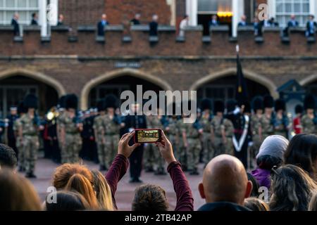 Leute, die die Zeremonie der Royal Guard vor dem St. James Palace in London beobachten und mit Mobiltelefonen filmen Stockfoto