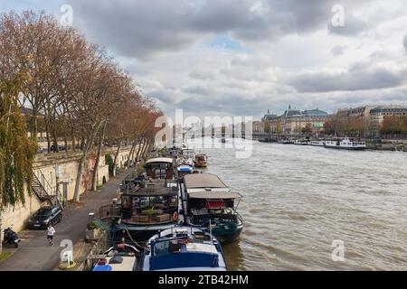 Paris, Frankreich, 2023. Blick auf die seine von der Pont de la Concorde, mit Lastkähnen, die am rechten Ufer des Flusses angedockt sind Stockfoto