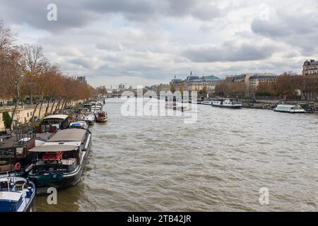 Paris, Frankreich, 2023. Blick auf die seine von der Pont de la Concorde, mit der Fußgängerbrücke Léopold Sedar Senghor im Hintergrund Stockfoto