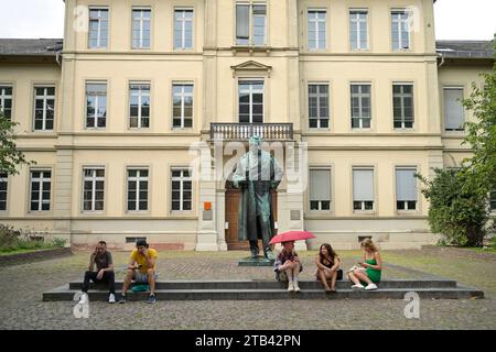 Friedrichsbau, Psychologisches Institut, Bunsendenkmal, Hauptstraße, Heidelberg, Baden-Württemberg, Deutschland *** Friedrichsbau, Psychologisches Institut, Bunsendenkmal, Hauptstraße, Heidelberg, Baden Württemberg, Deutschland Credit: Imago/Alamy Live News Stockfoto