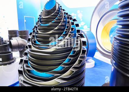 Abwasserrohre aus hochdichtem Polyethylen auf einer Industrieausstellung Stockfoto