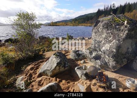 Lagerfeuer und Kochen am Strand, Loch Laidon, schottischen Highlands Stockfoto