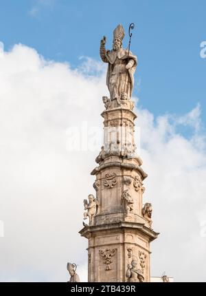 Blick auf die Säule des Heiligen Oronzo auf dem Platz der Freiheit in Ostuni, Provinz Brindasi, Apulien, Italien Stockfoto