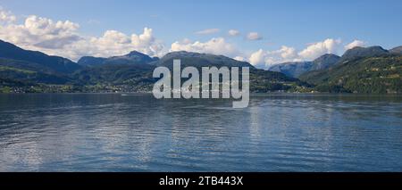 Landschaft an der Küste des Hardangerfjords in Norwegen. Stockfoto