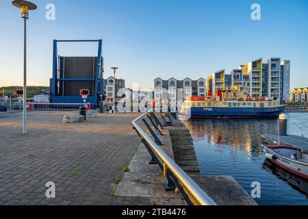 Das Schiff verlässt die Schleuse in Chatham Maritime Marina, Chatham Kent Stockfoto