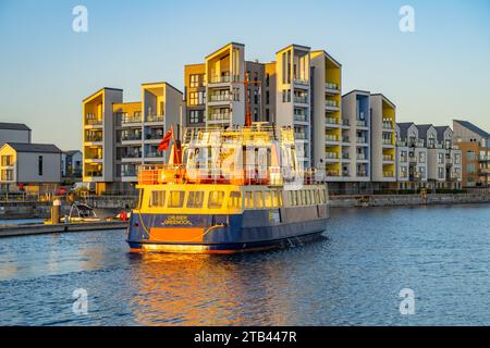 Das Schiff verlässt die Schleuse in Chatham Maritime Marina, Chatham Kent Stockfoto