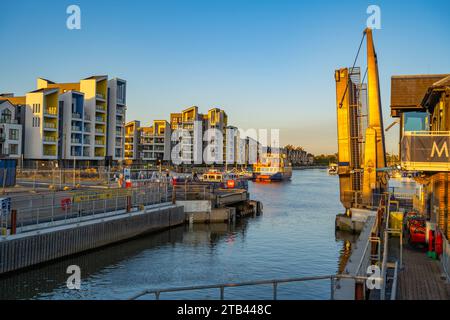 Das Schiff verlässt die Schleuse in Chatham Maritime Marina, Chatham Kent Stockfoto