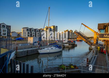 Die Yacht geht in die Schleuse in Chatham Maritime Marina, Chatham Kent Stockfoto