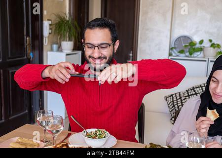 Ein Mann macht Fotos für sein Essen, um es in sozialen Medien zu posten und Reaktionen zu bekommen Stockfoto