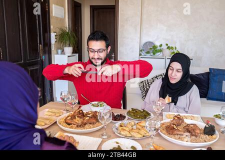 Ein Mann macht Fotos für sein Essen, um es in sozialen Medien zu posten und Reaktionen zu bekommen Stockfoto