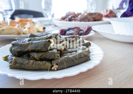 Gefüllte Traubenbrötchen auf hölzernem Esstisch Stockfoto