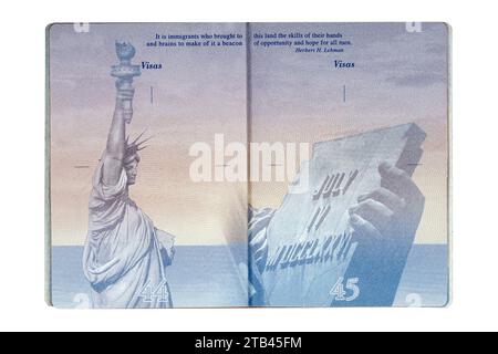 Manila, Philippinen, 4. Dezember 2023 Seiten 44 und 45 des neuen amerikanischen Reisepasses ohne Visumstempel isoliert auf weißem Hintergrund Stockfoto