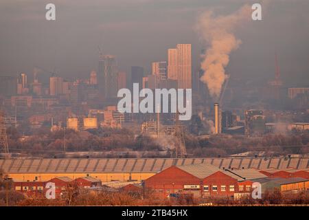 Blick auf Industriegebiete und das Stadtzentrum von Leeds Stockfoto