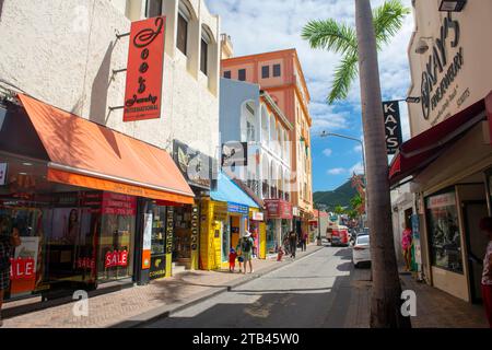 Historische Geschäftsgebäude an der Front Street im historischen Zentrum von Philipsburg in Sint Maarten, niederländische Karibik. Stockfoto