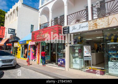 Historische Geschäftsgebäude an der Front Street im historischen Zentrum von Philipsburg in Sint Maarten, niederländische Karibik. Stockfoto