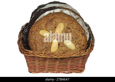 Original Nürnberger Elisen Typ Lebkuchen in einem Korb isoliert auf weißem Hintergrund. Stockfoto