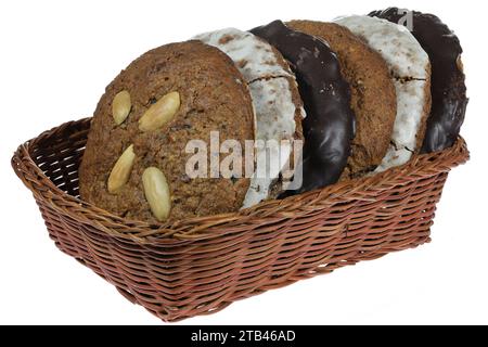 Original Nürnberger Elisen Typ Lebkuchen in einem Korb isoliert auf weißem Hintergrund. Stockfoto