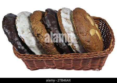 Original Nürnberger Elisen Typ Lebkuchen in einem Korb isoliert auf weißem Hintergrund. Stockfoto