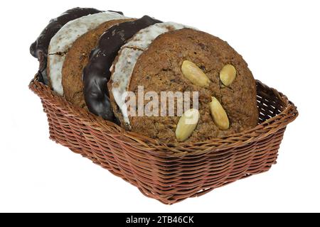 Original Nürnberger Elisen Typ Lebkuchen in einem Korb isoliert auf weißem Hintergrund. Stockfoto