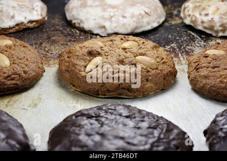 Original Nürnberger Elisen Lebkuchen auf einer Vintage-Backplatte. Stockfoto