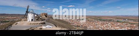 Panoramablick auf die alten Windmühlen und das Castillo de la Muela auf einem Hügel in der Stadt Consuegra am Fuße des Berges Stockfoto