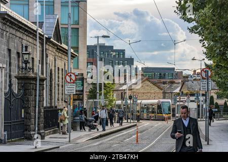 Straßenbahn, die an der Haltestelle Four Courts Luas ankommt. Dublin. Irland. Stockfoto