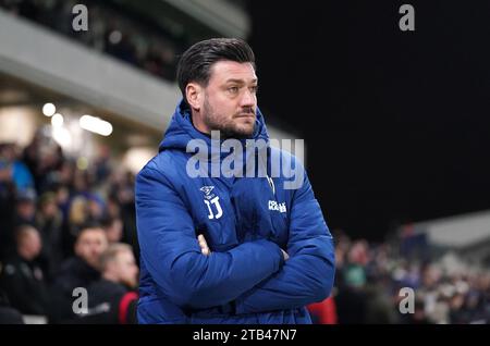 AFC Wimbledon Manager Johnnie Jackson beim Emirates FA Cup, dem zweiten Spiel im Cherry Red Records Stadium, London. Bilddatum: Montag, 4. Dezember 2023. Stockfoto