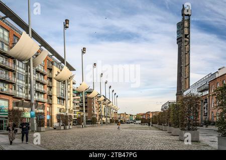 Smithfield Square mit Jameson Distillery Chimney, Dublin, Irland. Stockfoto