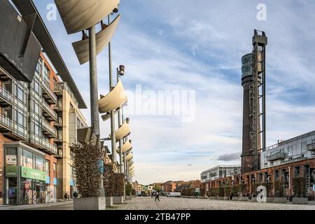 Smithfield Square mit Jameson Distillery Chimney, Dublin, Irland. Stockfoto