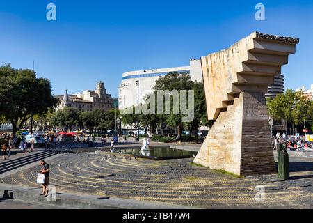 Fußgänger, Touristen am Denkmal des spanischen Politikers Francesc Macia, Plaza de Catalunya, Placa Catalunya, Stadtzentrum, Barcelona, Spanien Stockfoto