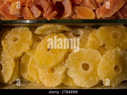 Trockene Frucht der verschiedenen Art befindet sich in einem Markt verkauft. Stockfoto