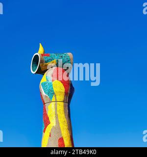 Skulptur Dona i Ocell des katalanischen Künstlers Joan Miro vor blauem Himmel, bunte Mosaike, Joan Miro Park, Barcelona, Katalonien, Spanien Stockfoto