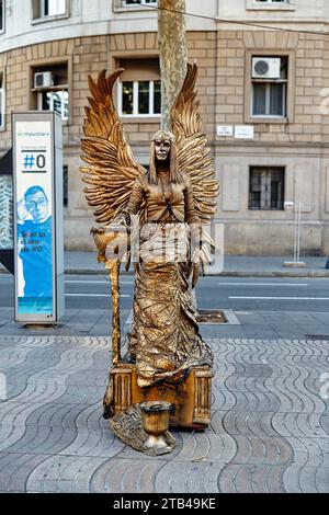 Straßenkünstler, Mime, lebende Statue eines goldenen Engels, Fantasy-Figur mit Flügeln, Stadtzentrum, Barcelona, Spanien Stockfoto