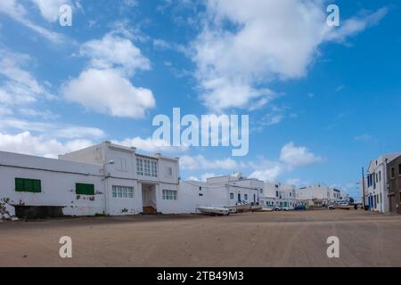 Dorfstraße in Caleta de Famara, Gemeinde Teguise, Lanzarote, Kanarische Inseln, Spanien Stockfoto