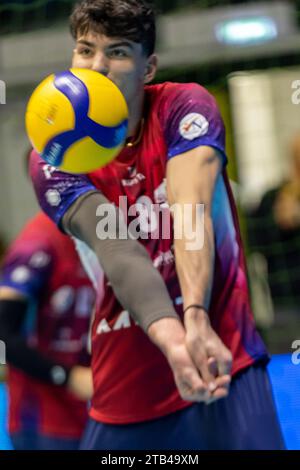 Monza, Italien. Dezember 2023. Mujanovic (Vero Volley Monza) während des Spiels Vero Volley Monza gegen Allianz Milano, Volleyball Italian Serie A Männer Superliga in Monza, Italien, 04. Dezember 2023 Credit: Independent Photo Agency/Alamy Live News Stockfoto