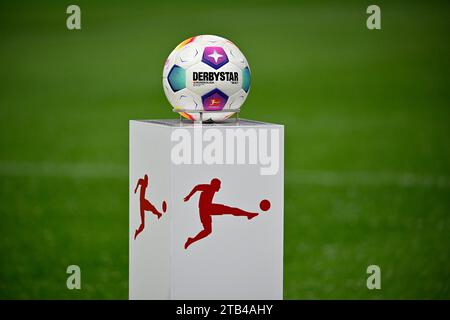 Adidas Derbystar Match Ball liegt auf dem Podium, MHPArena, MHP Arena Stuttgart, Baden-Württemberg, Deutschland Stockfoto