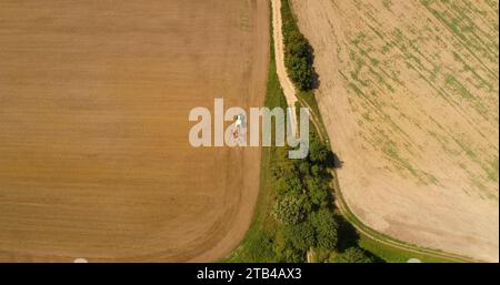Luftaufnahme des Pflugfelds des Traktors Stockfoto