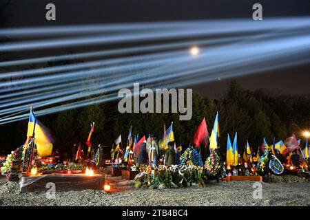 Lemberg, Ukraine - 23. Februar 2023: Lytschakiw-Friedhof mit einer Lichtinstallation zum ersten Jahrestag des russischen Krieges gegen die Ukraine. Stockfoto