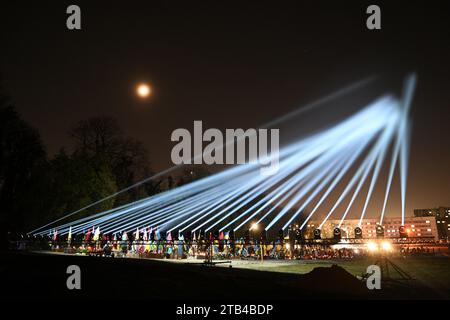 Lemberg, Ukraine - 23. Februar 2023: Lytschakiw-Friedhof mit einer Lichtinstallation zum ersten Jahrestag des russischen Krieges gegen die Ukraine. Stockfoto