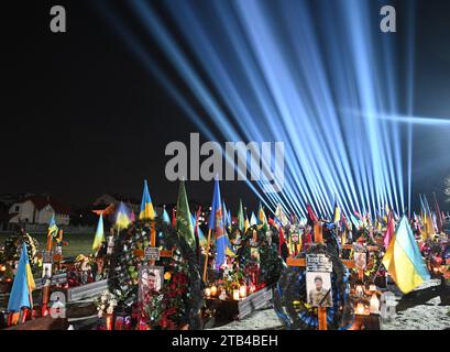 Lemberg, Ukraine - 23. Februar 2023: Lytschakiw-Friedhof mit einer Lichtinstallation zum ersten Jahrestag des russischen Krieges gegen die Ukraine. Stockfoto