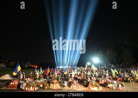 Lemberg, Ukraine - 23. Februar 2023: Lytschakiw-Friedhof mit einer Lichtinstallation zum ersten Jahrestag des russischen Krieges gegen die Ukraine. Stockfoto