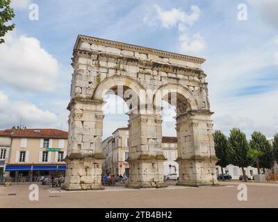 Alte römische Architektur. Der Germanicusbogen ist ein antiker Triumphbogen (18–19 n. Chr.) in Saintes, Charente-Maritime. Saintes, Frankreich. Stockfoto