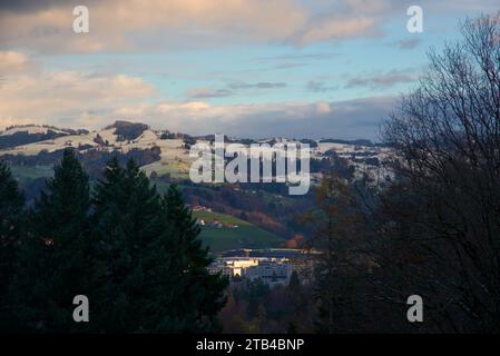 Blick auf Sankt Gallen im Abendlicht. Schneelandschaft in der schweiz. Stockfoto