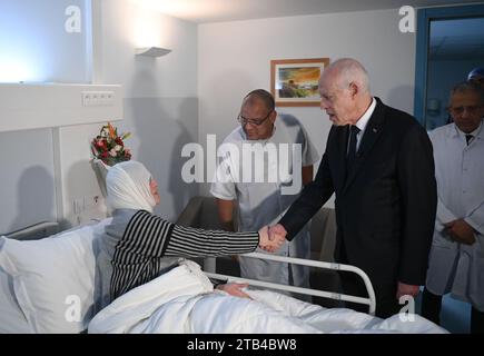 (231204) -- TUNIS, 4. Dezember 2023 (Xinhua) -- tunesischer Präsident Kais Saied (R, Front) besucht am 3. Dezember 2023 einen palästinensischen Patienten in einem Krankenhaus in Tunis, Tunesien. Saied sagte am Montag, dass alle verletzten Palästinenser, die in tunesische Krankenhäuser aufgenommen wurden, die notwendige Behandlung erhalten und gesund in ihre Heimat zurückkehren werden, so die tunesische Präsidentschaft. (Tunesischer Ratsvorsitz/Handout via Xinhua) Stockfoto