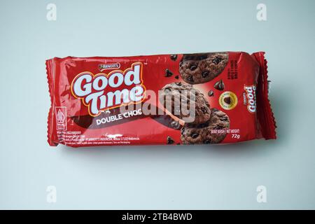 Gute Zeit für zwei Schokoladen-Chips-Kekse auf dem Whitebackground. Bekasi, Indonesien, 5. Dezember 2023 Stockfoto