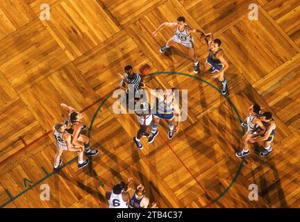 BOSTON, MA – 12. DEZEMBER: Ed Kalafat #23 der Minneapolis Lakers und Ray Felix #19 der New York Knicks gehen während eines NBA-Spiels am 12. Dezember 1956 im Boston Garden in Boston, Massachusetts, zum Jump-Ball. (Foto von Hy Peskin) *** Lokale Bildunterschrift *** Ed Kalafat;Ray Felix Stockfoto