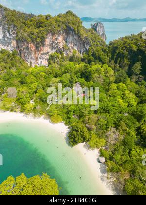 Paradies von oben: Aus der Vogelperspektive auf die tropischen Inseln im Süden Thailands Stockfoto