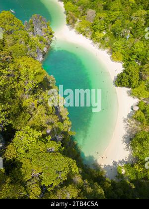 Paradies von oben: Aus der Vogelperspektive auf die tropischen Inseln im Süden Thailands Stockfoto